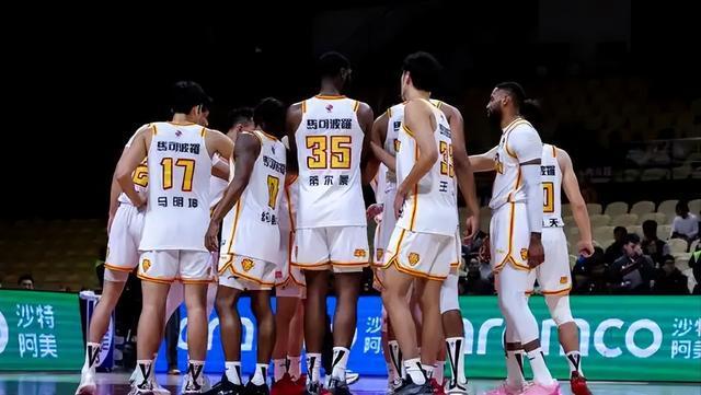 九游娱乐app下载-CBA四强轮廓初现，胡金秋17+11定乾坤，内线为王的时代又回来了？